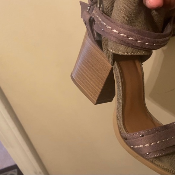 Linen/Leather - Picture 4 of 4